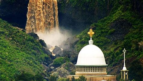 Découvrez le charme enchanteur du Monastère de Debre Libanos, situé au cœur des montagnes verdoyantes !