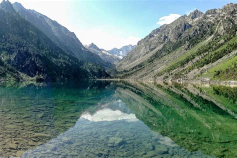 Le Lac de Lulang : Miroir Céleste Refletant les Pics enneigés !