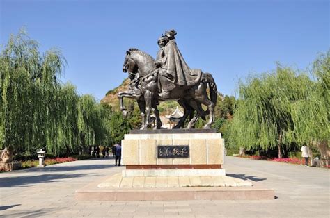  Le Tombeau de Wang Zhaojun ? Une Odyssée Romantique à Huangshi !